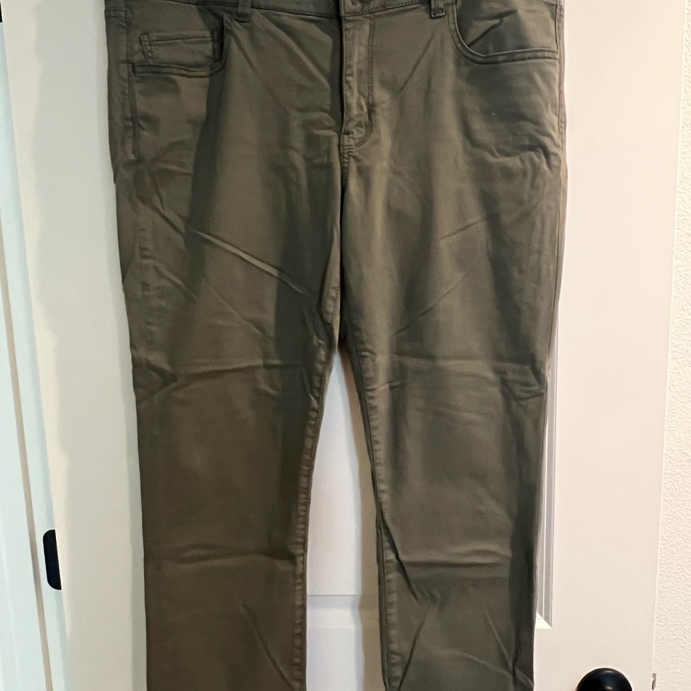 American Eagle Olive Green Artist Crops Sz 18